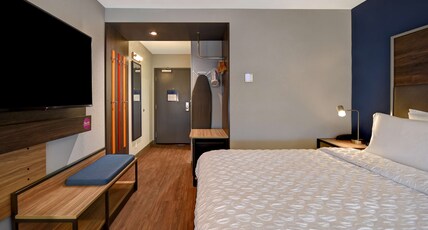 Tru by Hilton Manchester Downtown Room Type - 1 KING HEARING ACCESSIBLE