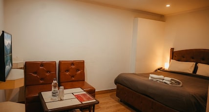 Hotel The Royale Oaks 5 min. level Walk to Mall Road Room Type - Deluxe Room and Common Open Space Hotel The Royale Oaks 5 min. level Walk to Mall Road Room Type - Deluxe Room and Common Open Space