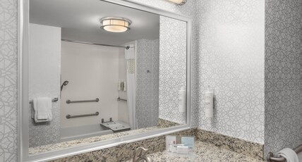Hampton Inn & Suites by Hilton Douglas Room Type - 1KNG MOB HEAR ACC W TUB NS