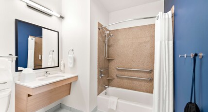 Spark by Hilton Longview Room Type - 1 KING MOB HEAR ACCESS TUB
