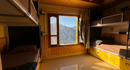 Misfits Hostel and Cafe Room Type - 6 Bed Mixed Dorm