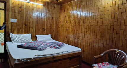 Ojhal Stays Krishan Homestay Room Type - Wooden deluxe