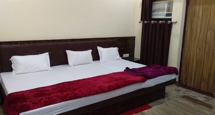 HOTEL YAMUNA VILAS Room Type - Deluxe Triple bed