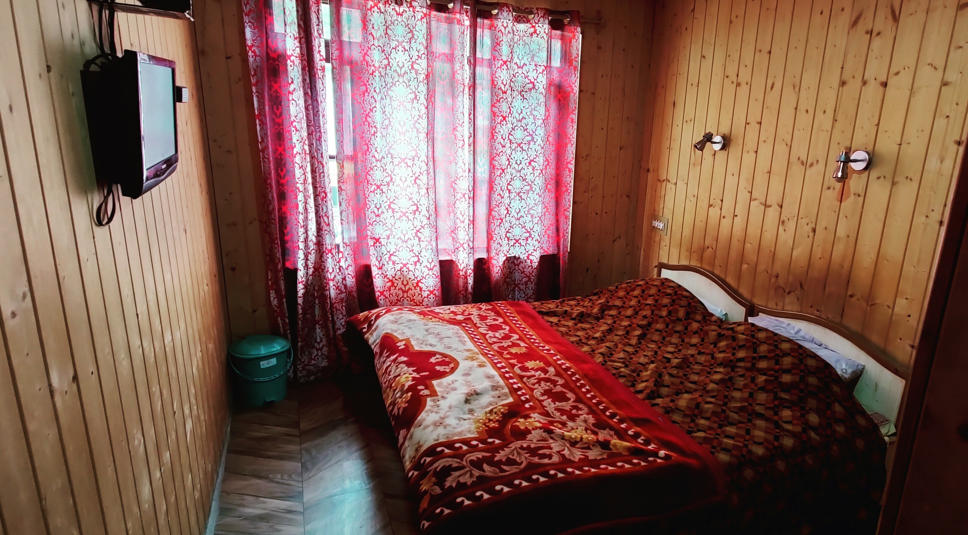 SONAMARG HOTEL AND RESTURANT - Tap to explore photos