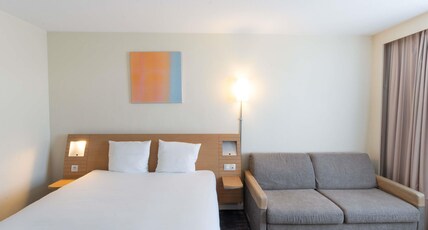 Novotel Nantes Centre Bord de Loire Room Type - Family Superior Room with 1 double bed and 1 double sofa bed