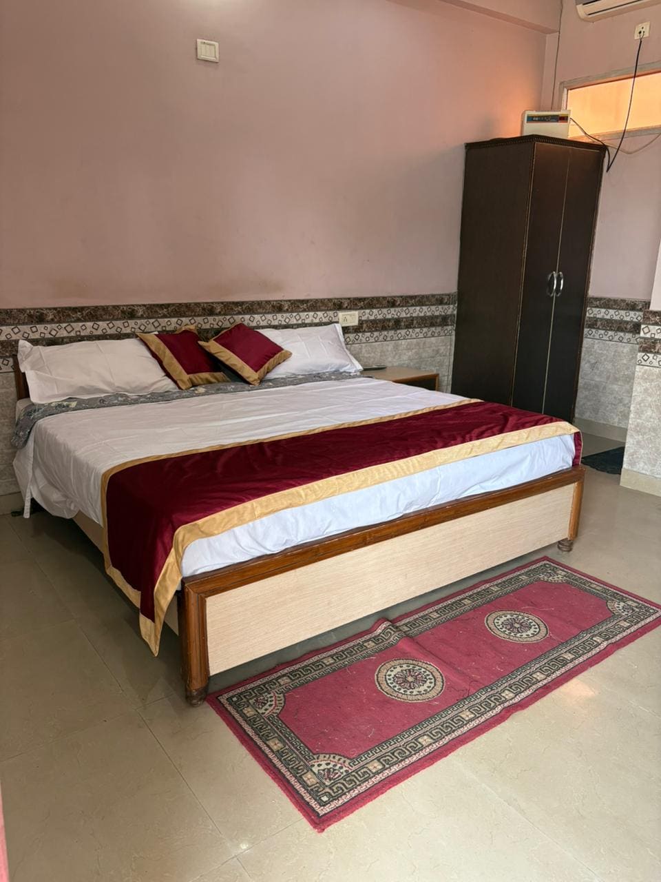 Hotel Sengar Paradise - Tap to explore photos