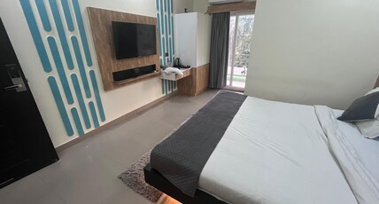 Hotel SS Residency Room Type - DELUXE ROOM