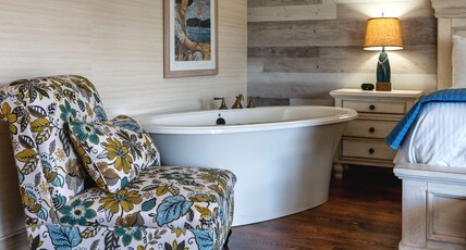 Prestige Beach House, BW Premier Collection Room Type - 1 King Bed, Non-Smoking, Jetted Tub, Balcony, Mini Fridge, Upgraded Linen
