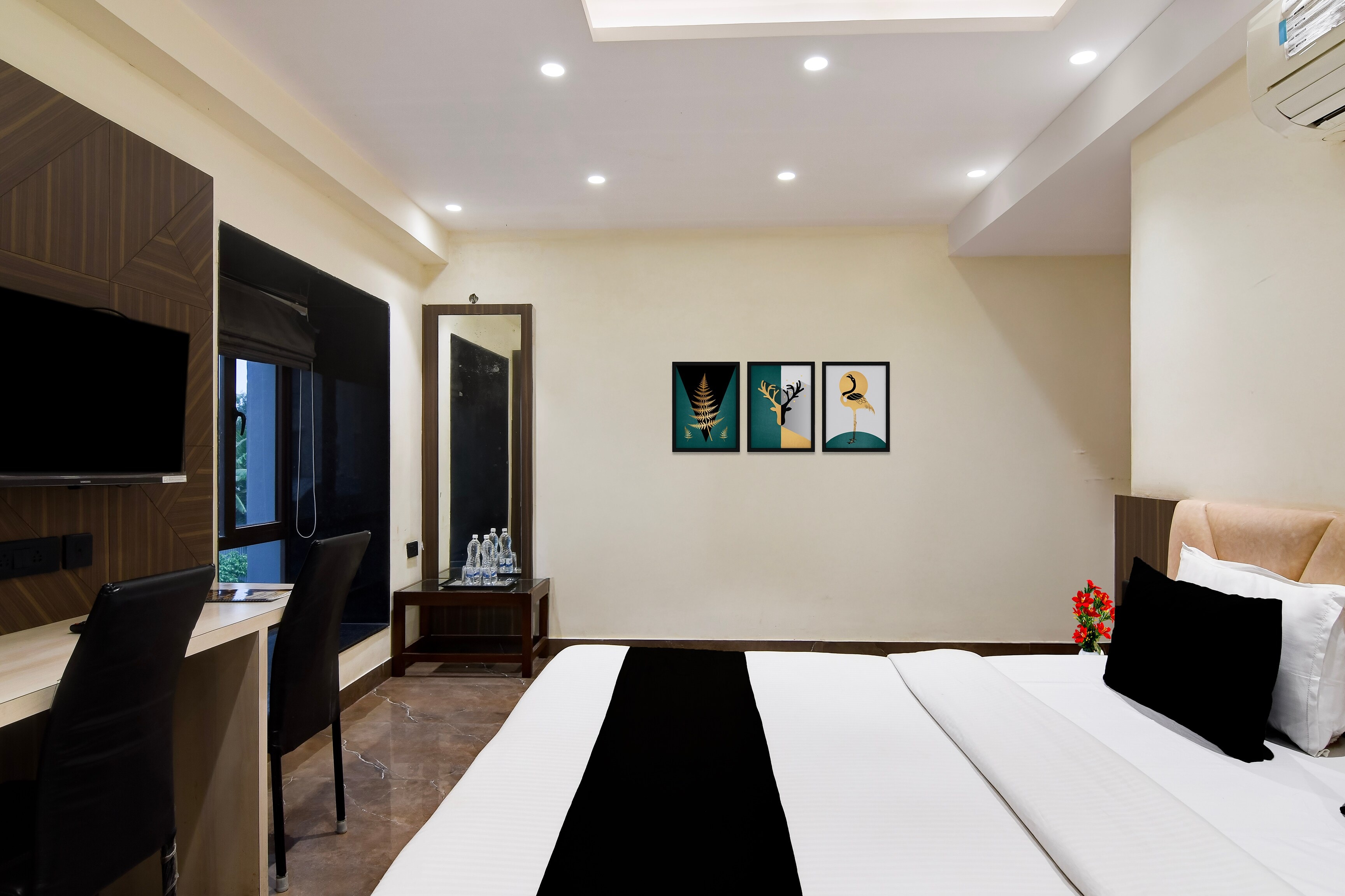Super Townhouse Newtown DLF - Tap to explore photos