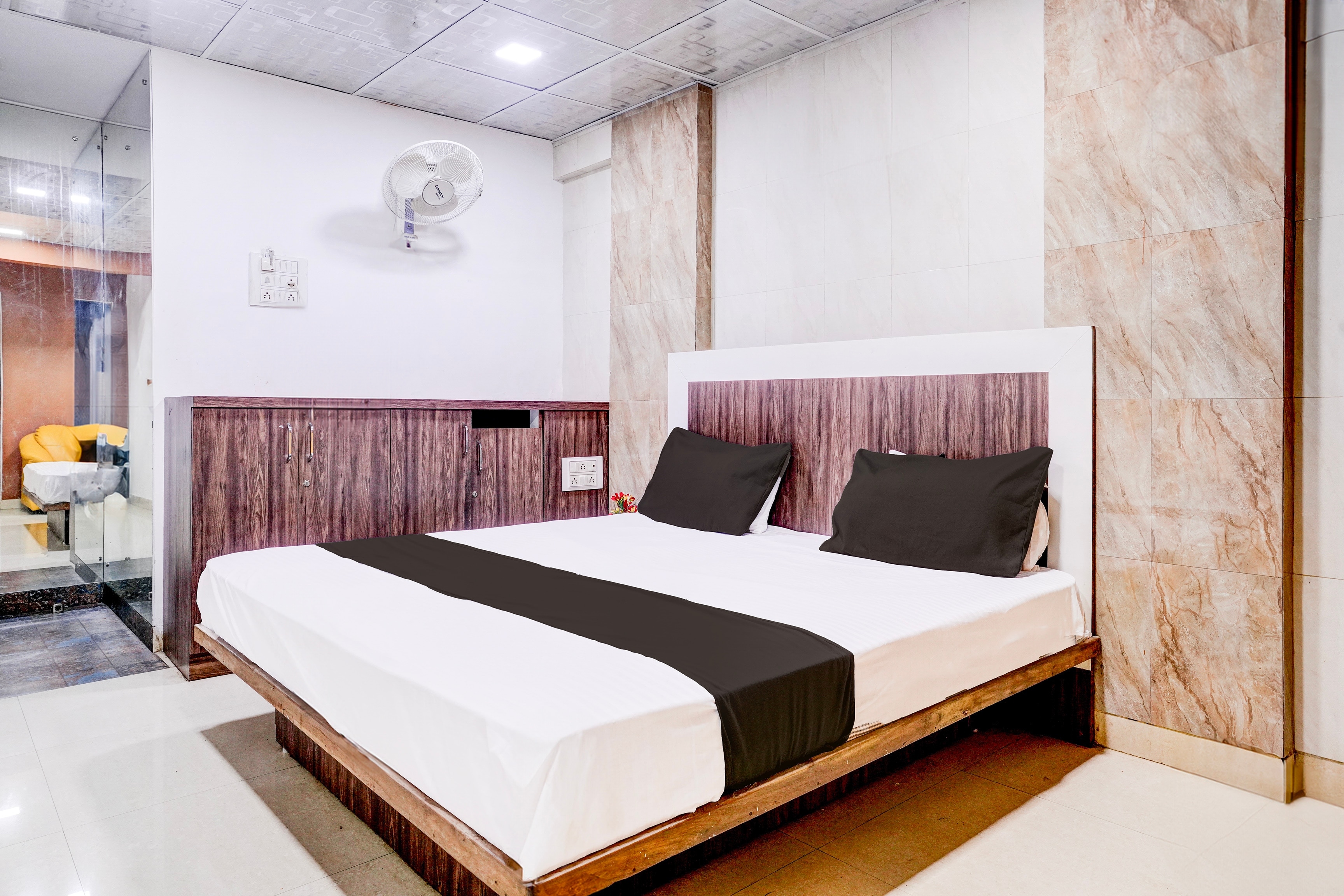 Hotel White Star - Tap to explore photos