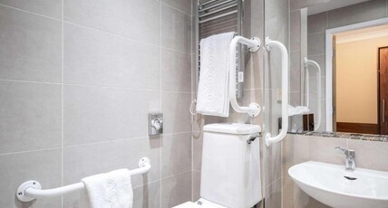 Clarion Hotel Newcastle South Room Type - 1 King Walk In Shower Standard