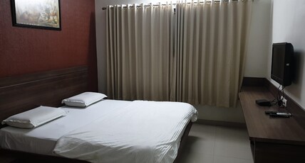 Hotel Mrignayani Room Type - Deluxe Room