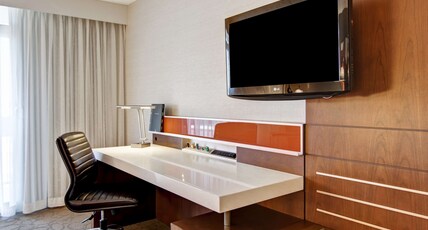 Hilton Mississauga/Meadowvale Room Type - CORNER ROOM ONE KING BED