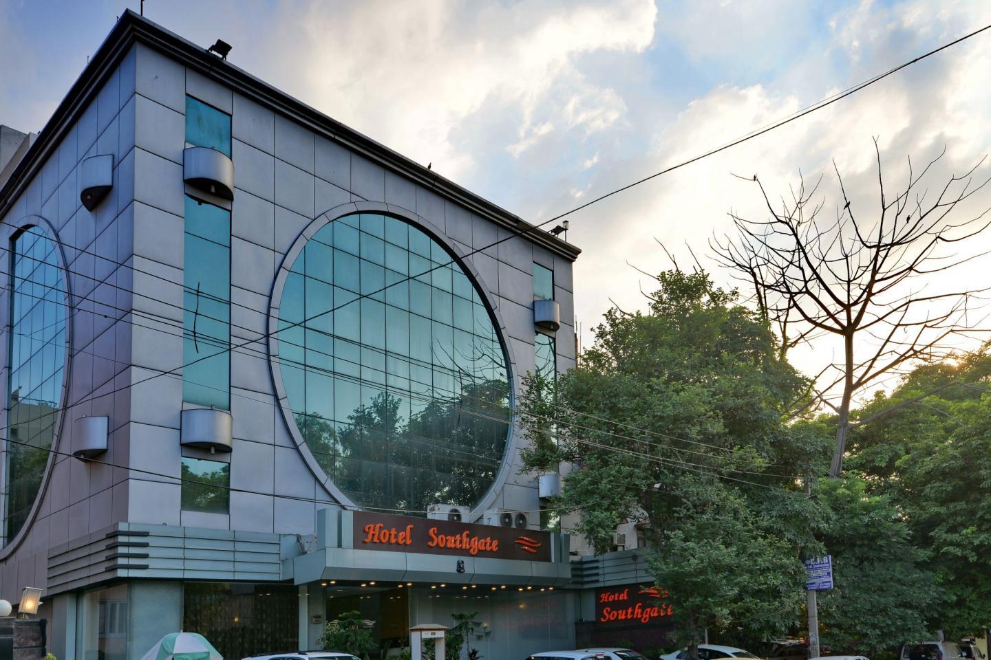 Hotel Southgate - Tap to explore photos