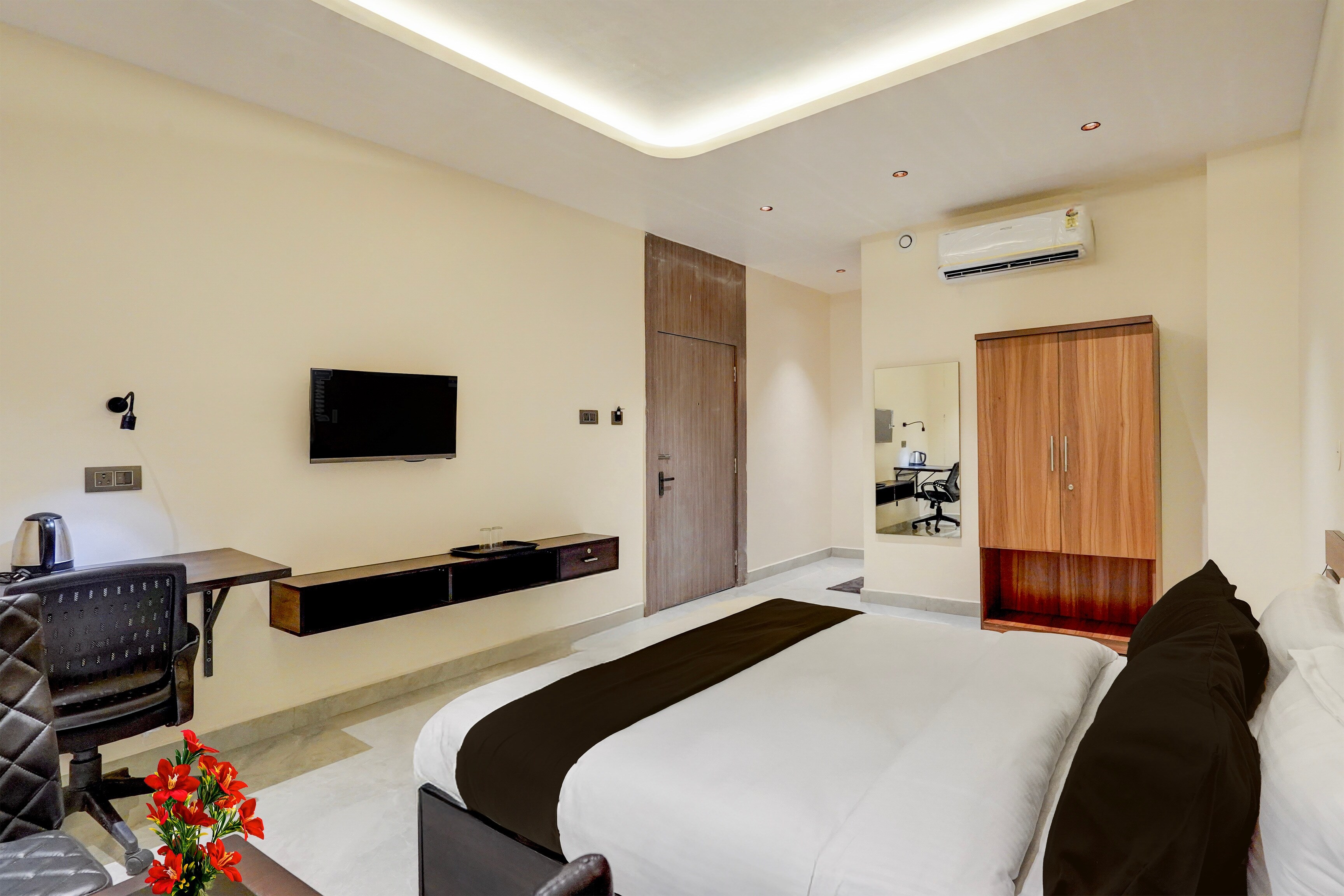 Super Townhouse Oak Airport Ranchi Formerly Hotel Bodhraj Residency - Tap to explore photos