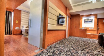 BEST WESTERN Summerlea Room Type - Suite-1 King Bed, Non-Smoking, Separate Living Room, Two 32 Inch Lcd Televisions, Mini Bar, Hairdrye BEST WESTERN Summerlea Room Type - Suite-1 King Bed, Non-Smoking, Separate Living Room, Two 32 Inch Lcd Televisions, Mini Bar, Hairdrye