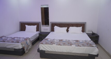 Hotel Shekhawati Resort Room Type - Luxury Triple Room (1 doube 1 single) Hotel Shekhawati Resort Room Type - Luxury Triple Room (1 doube 1 single)