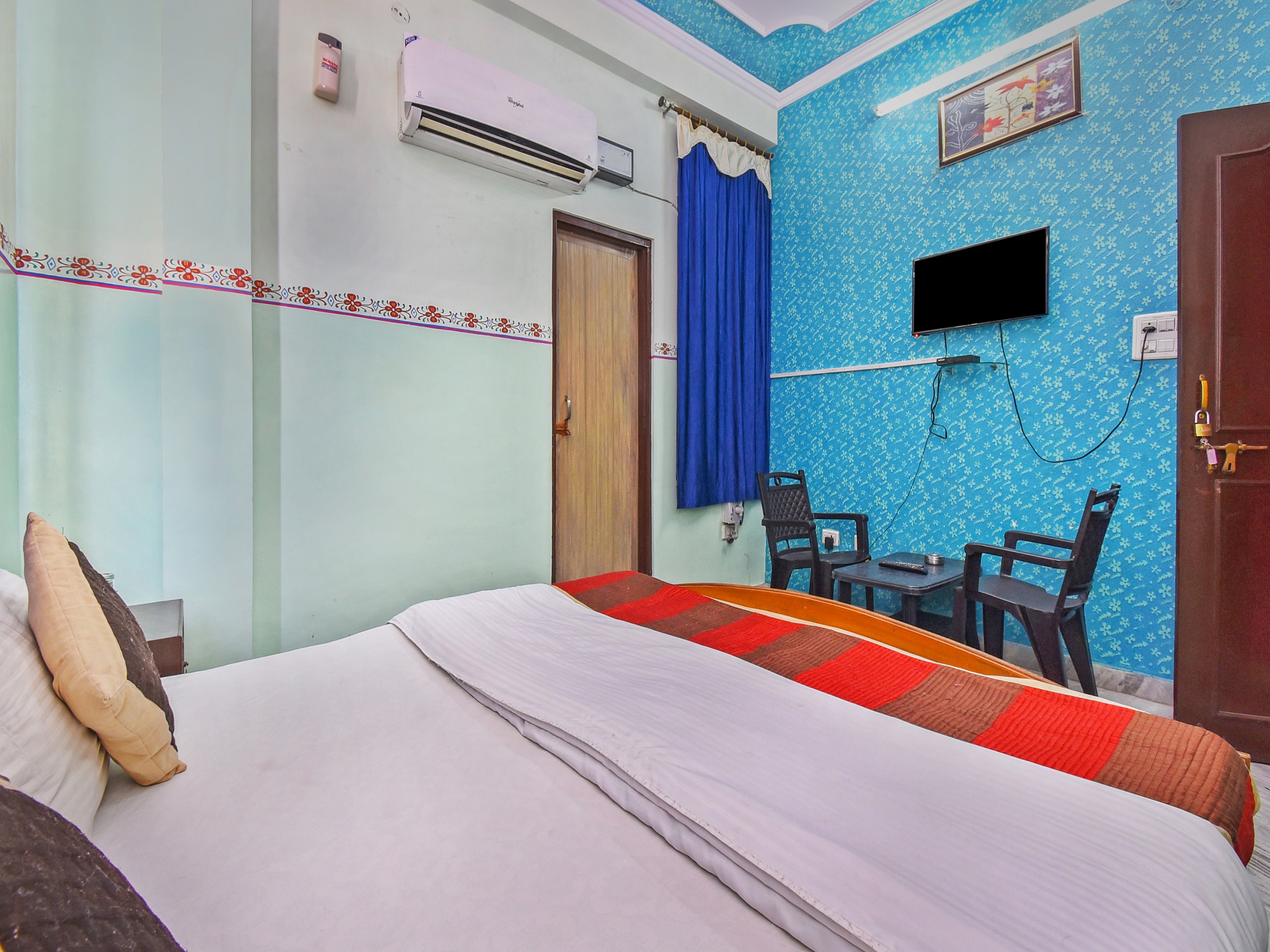 Hotel Hariom - Tap to explore photos