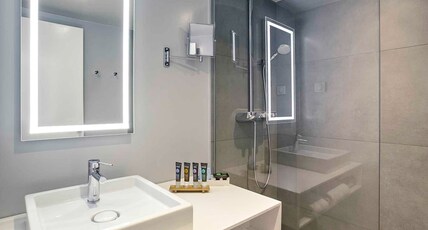 Novotel Edinburgh Centre Room Type - Superior room with Queen-size bed and convertible sofa