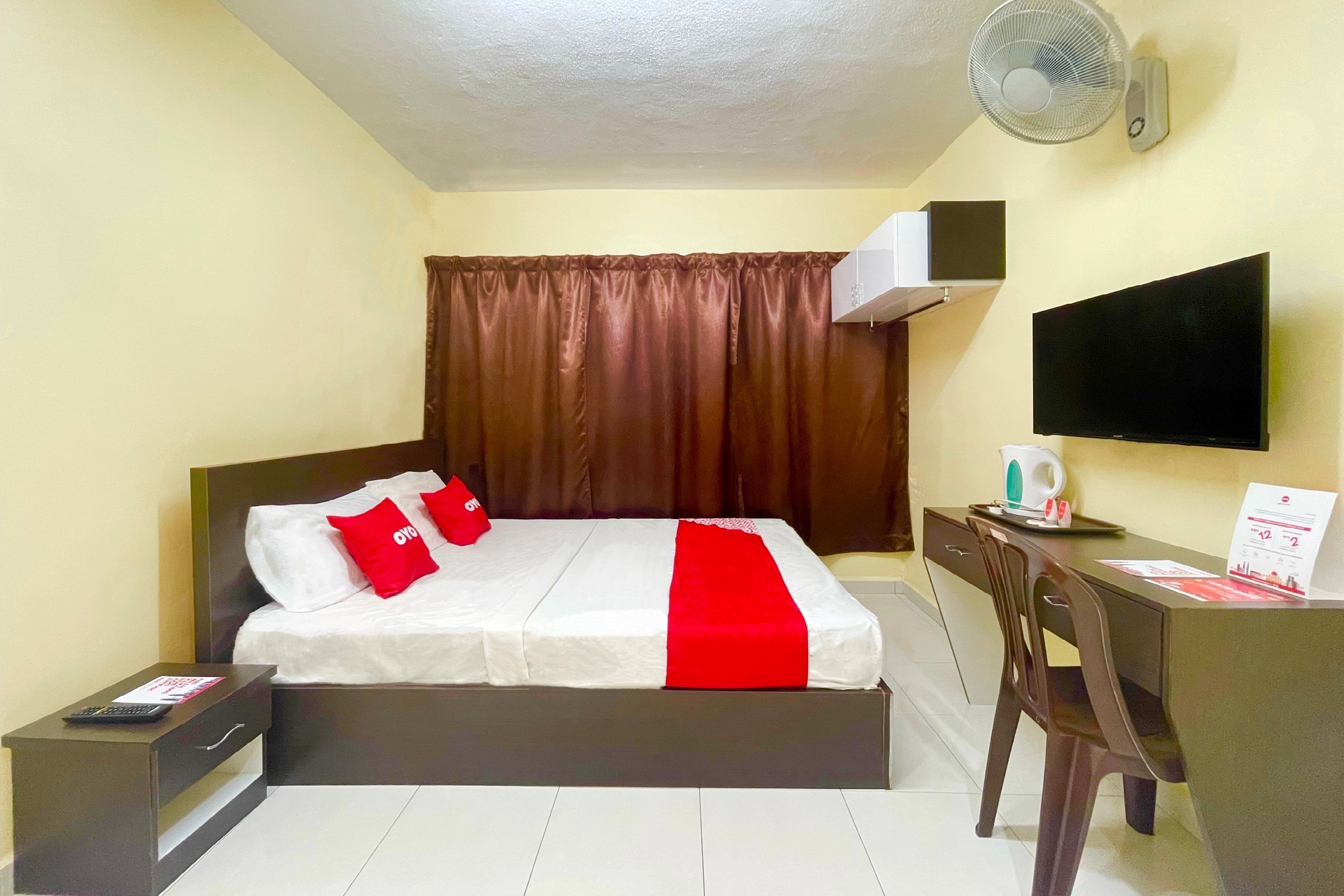 OYO 90369 Safari Hotel Lumut - Tap to explore photos