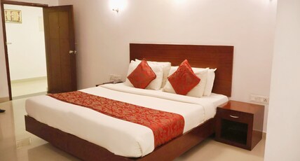 CENTRAL HOTEL, Thrissur Room Type - Deluxe King Room
