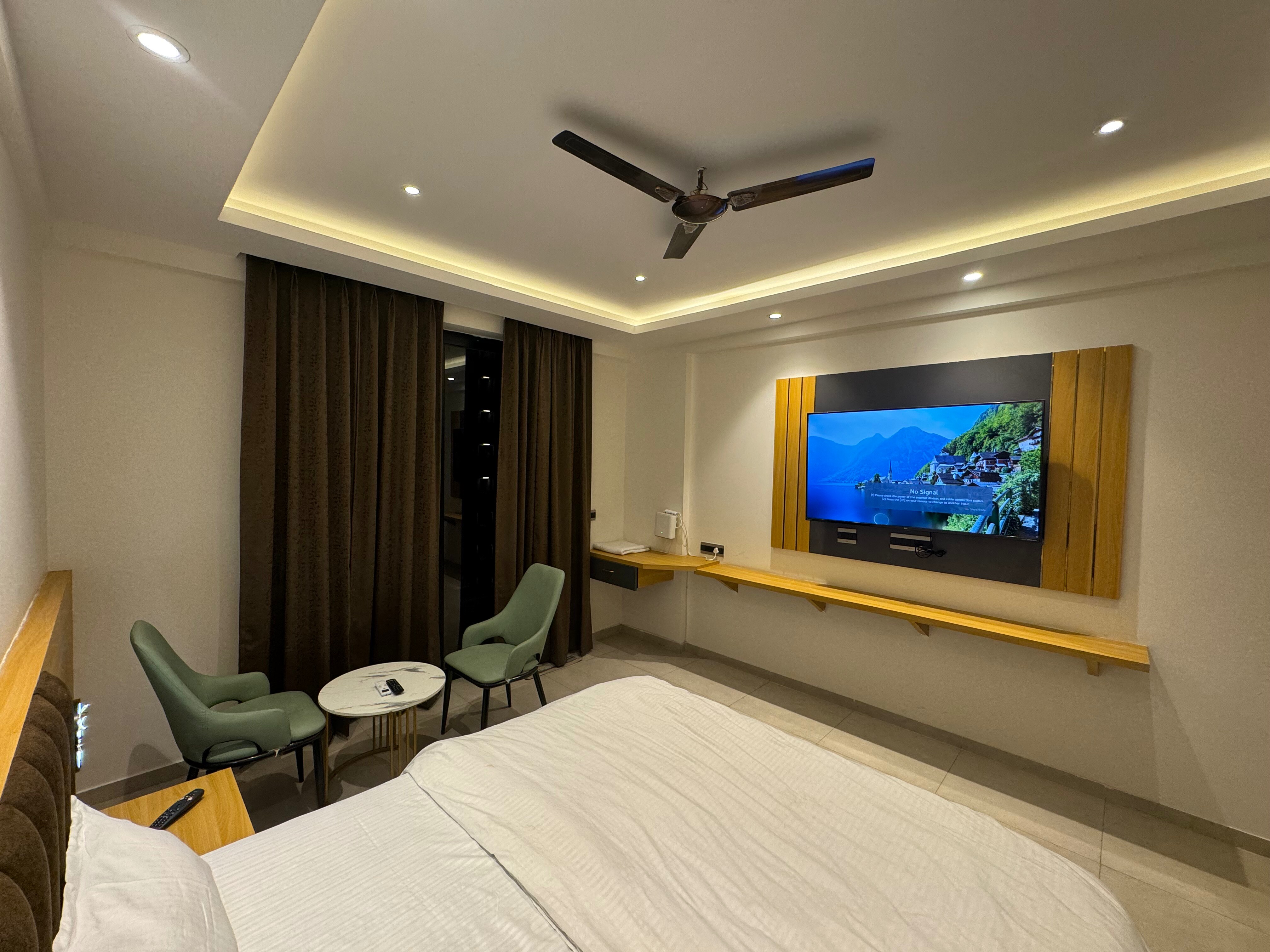 Crossandra Omaxe 1 - Tap to explore photos