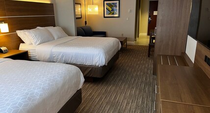 Holiday Inn Express & Suites WILLIAMSPORT Room Type - 2 Queen Beds Standard Sofa Bed