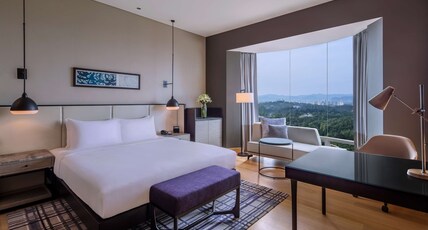 Hilton Kuala Lumpur Room Type - KING DELUXE LAKE VIEW