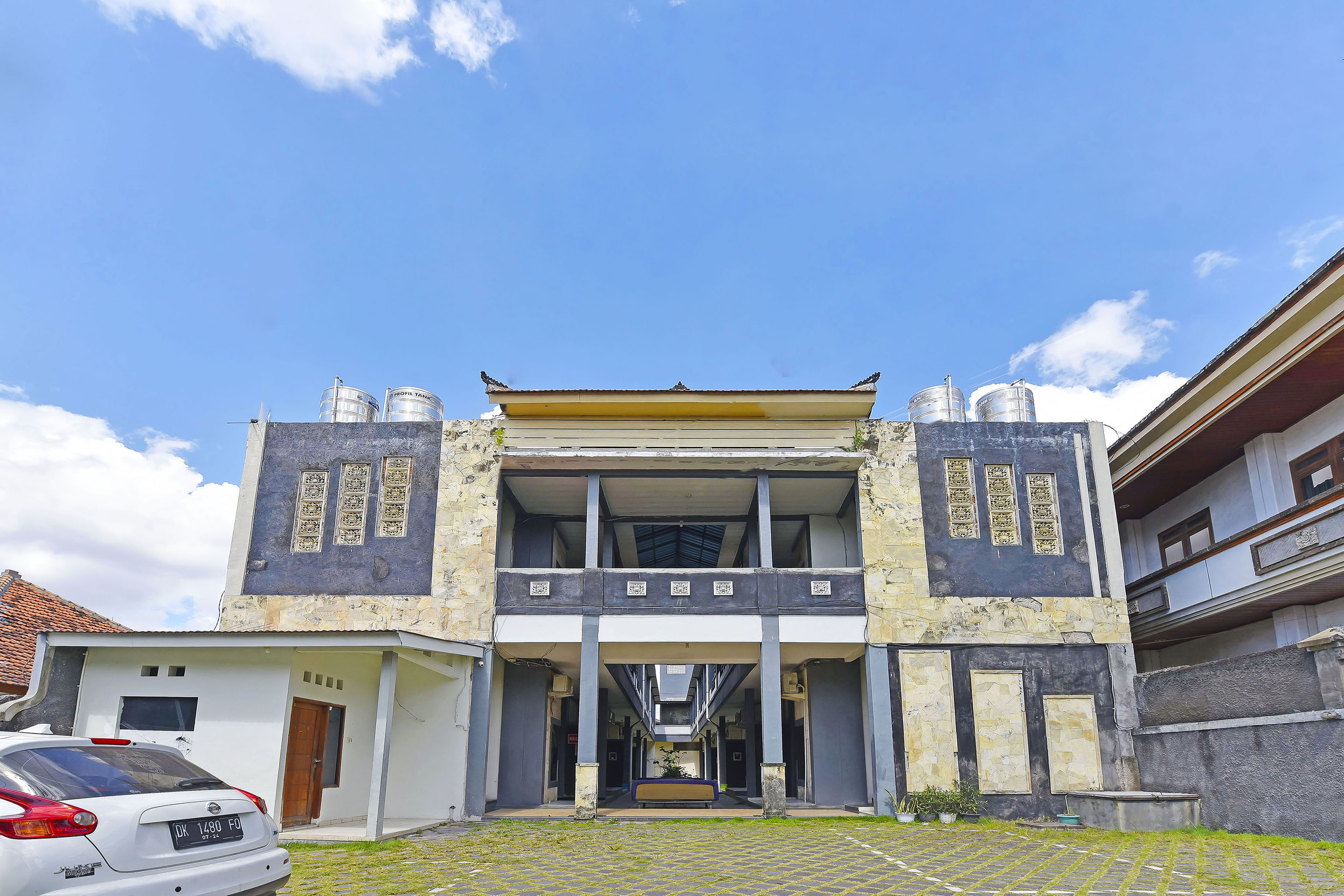 Super OYO 91495 Hotel Indah Residence - Tap to explore photos