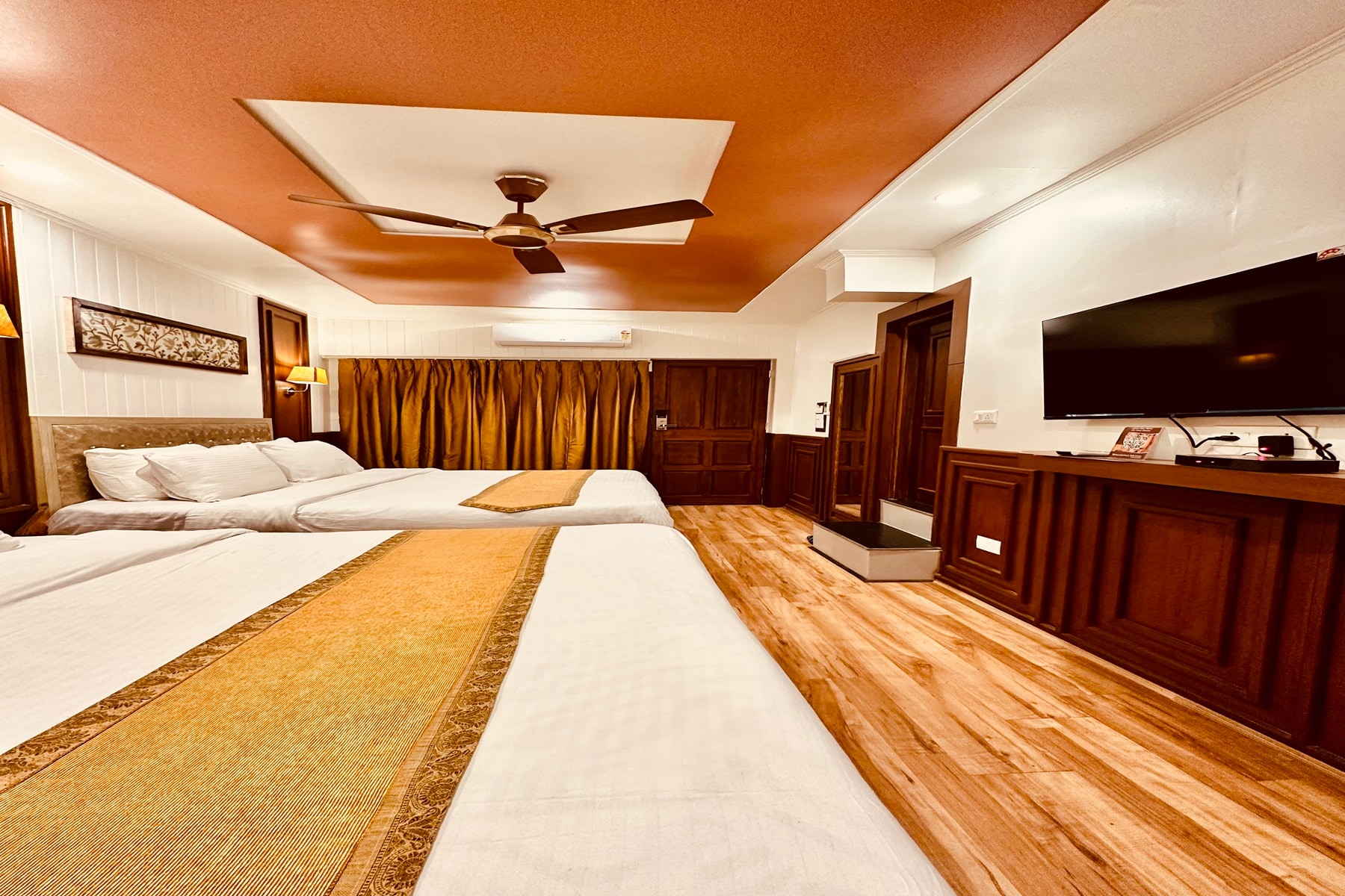 Walisons Hotel Nearby Dal Lake - Tap to explore photos