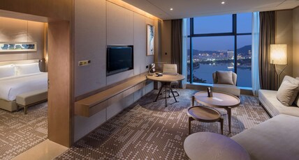 DoubleTree by Hilton Xiamen Haicang Room Type - ONE BDRM DLX SUITE BAY VW