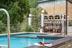 Parkside Hotel and Apartments
