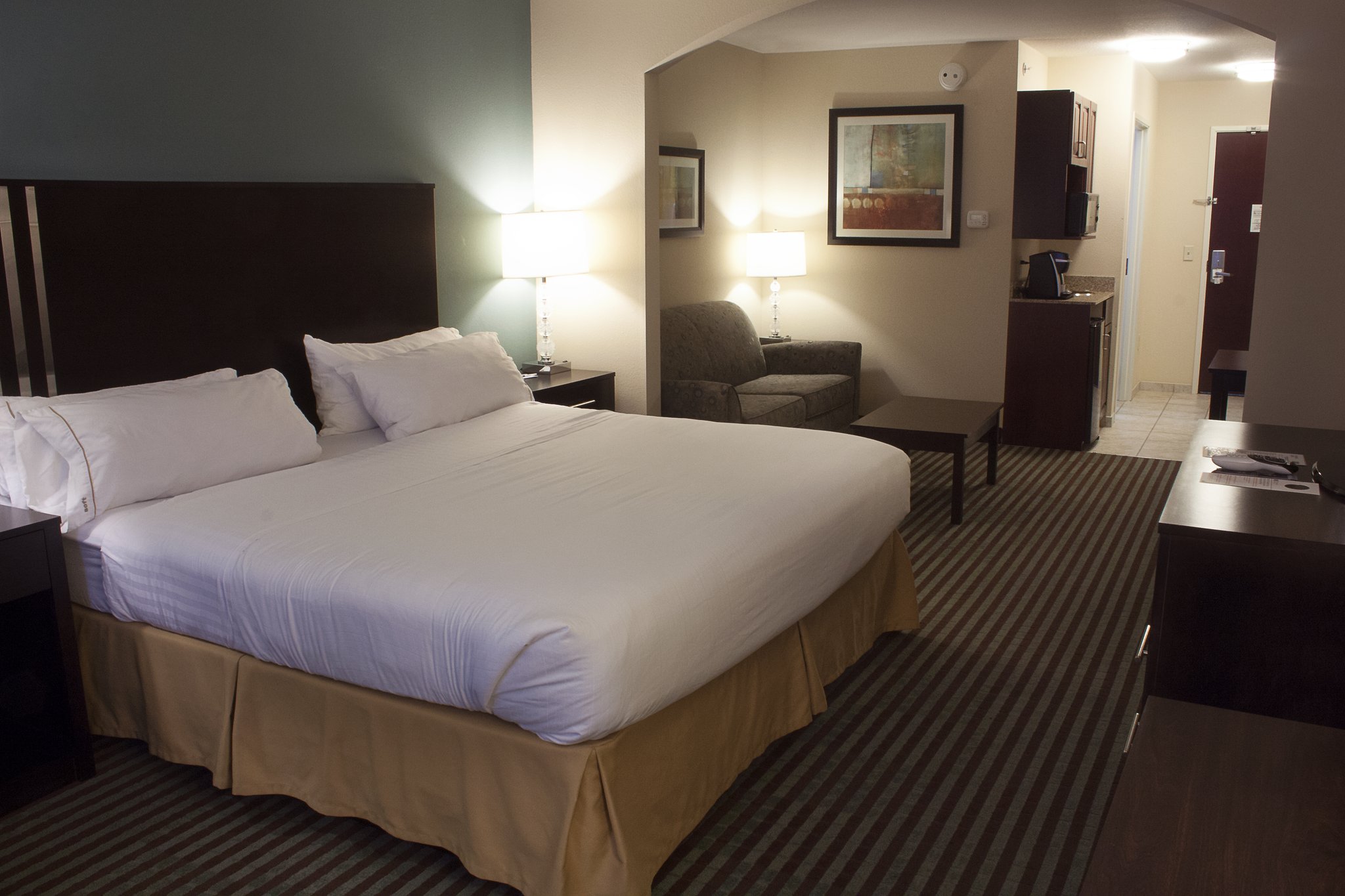 Holiday Inn Express & Suites Youngstown West I 80 - Tap to explore photos