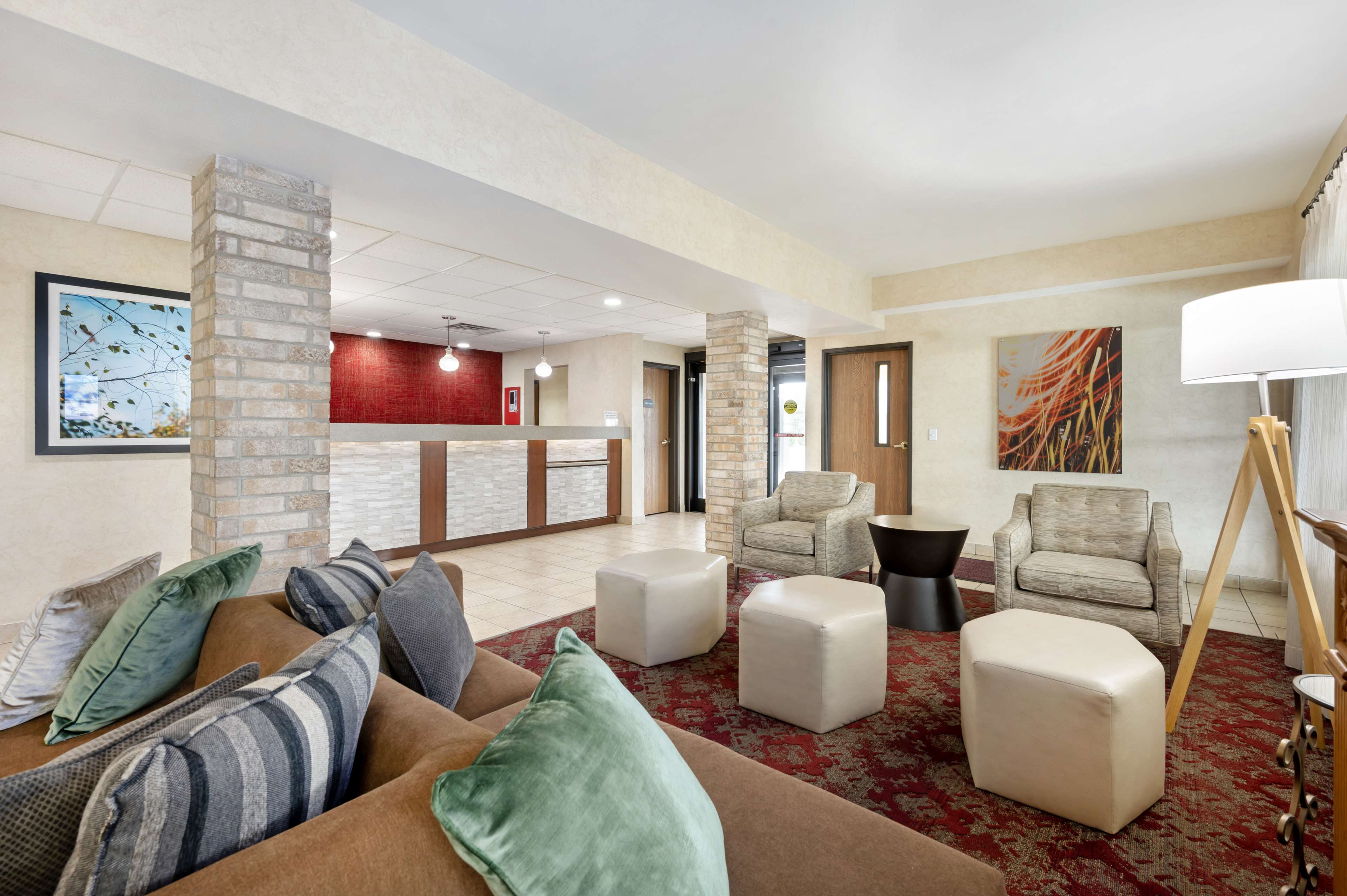 Best Western Plus Howe Inn - Tap to explore photos