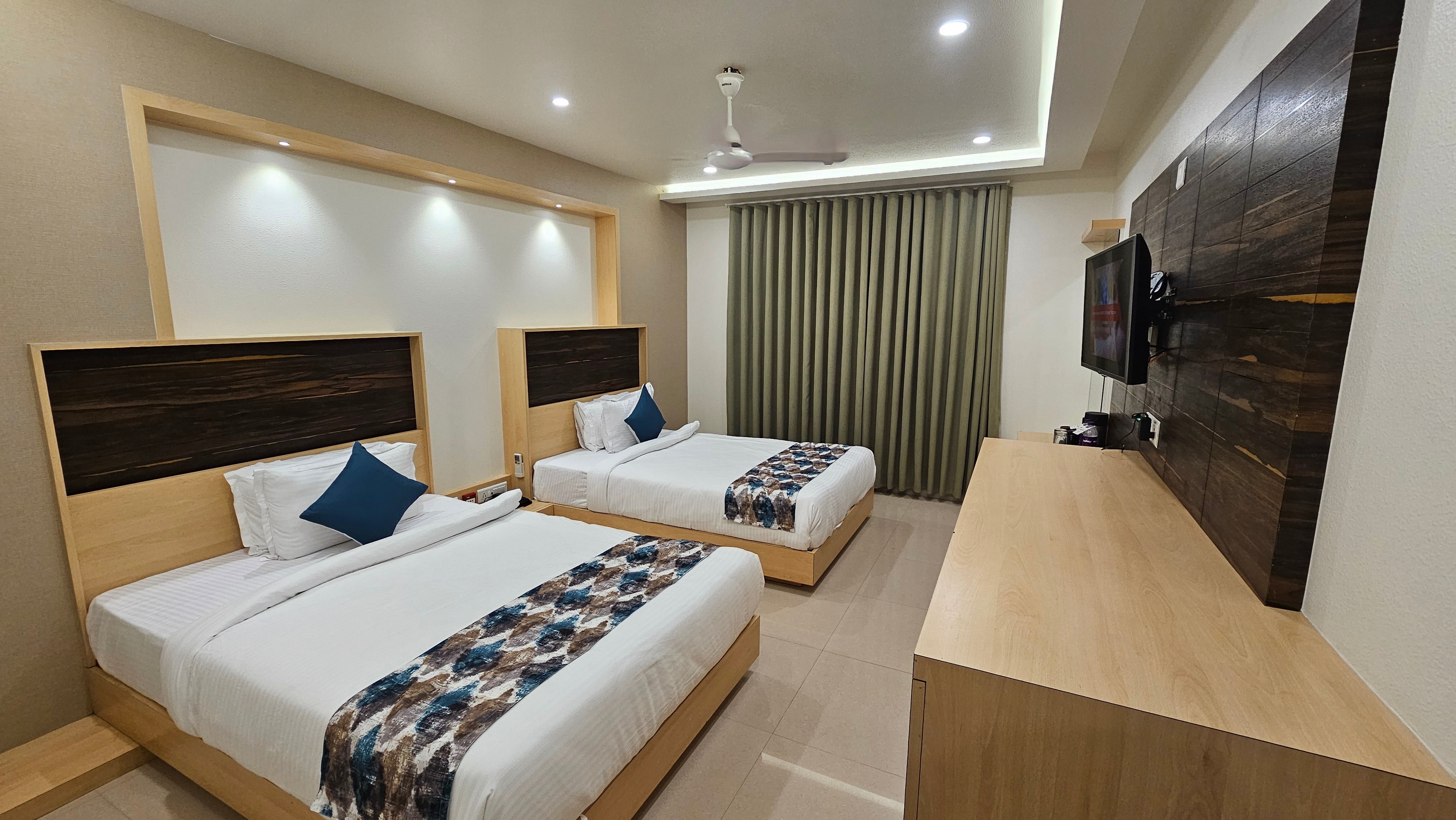 Hotel Roma Kristo - Tap to explore photos