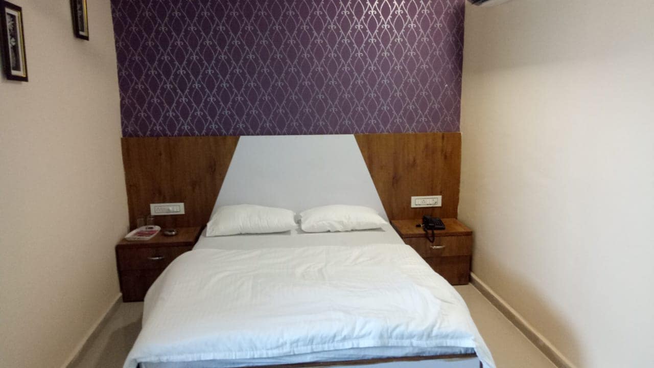 Hotel Sky 2 - Tap to explore photos