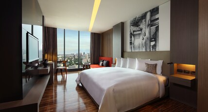 SO/Bangkok Room Type - SO COZY Room, 1 King Size Bed, City Skyline View, 3 Themed Designs