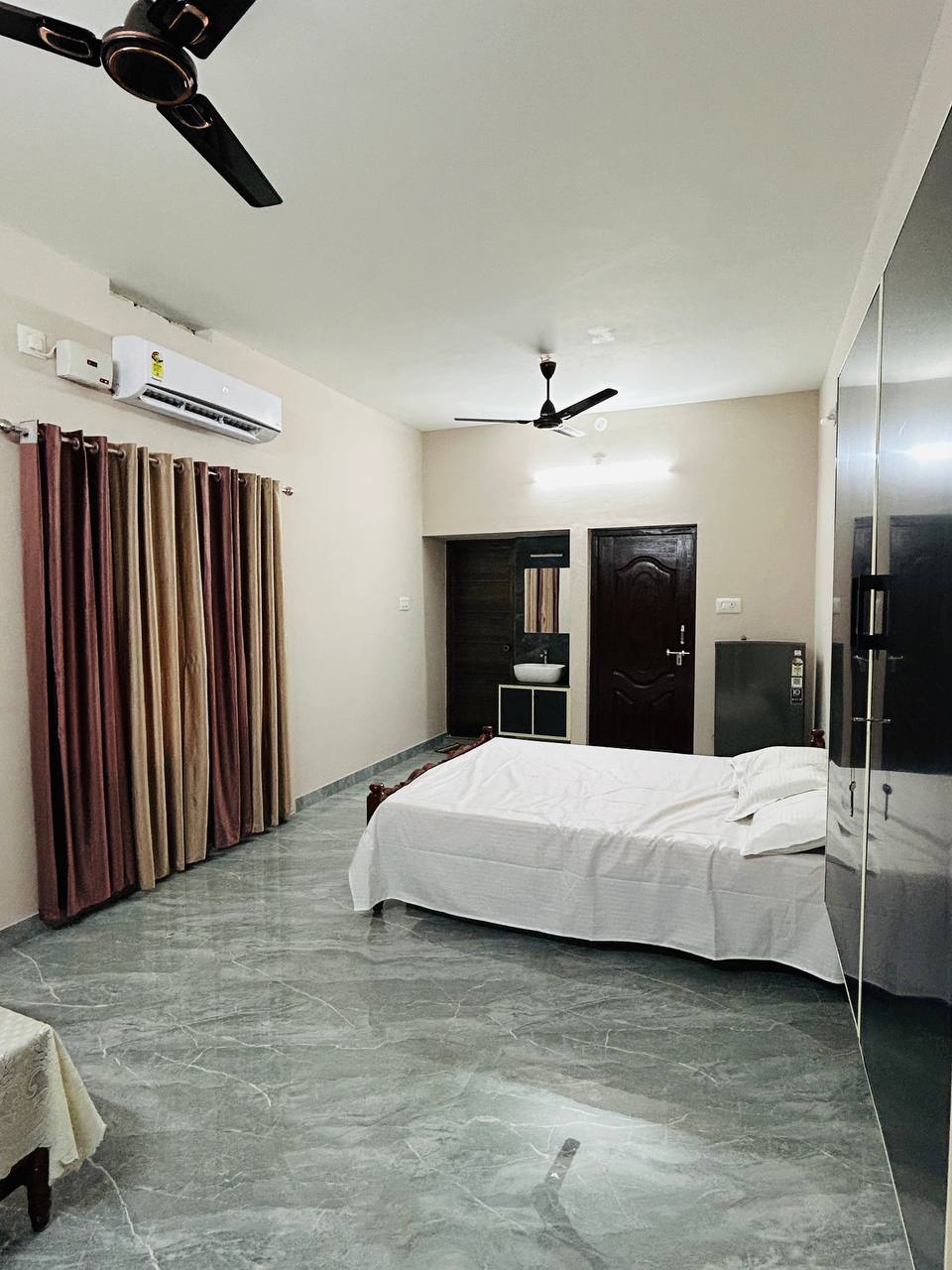 Cosy Stays Irinjalakuda AC - Tap to explore photos