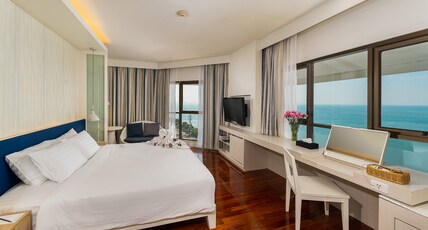 Jomtien Palm Beach Room Type - Main Wing Honeymoon Suite Seaview with bathtub