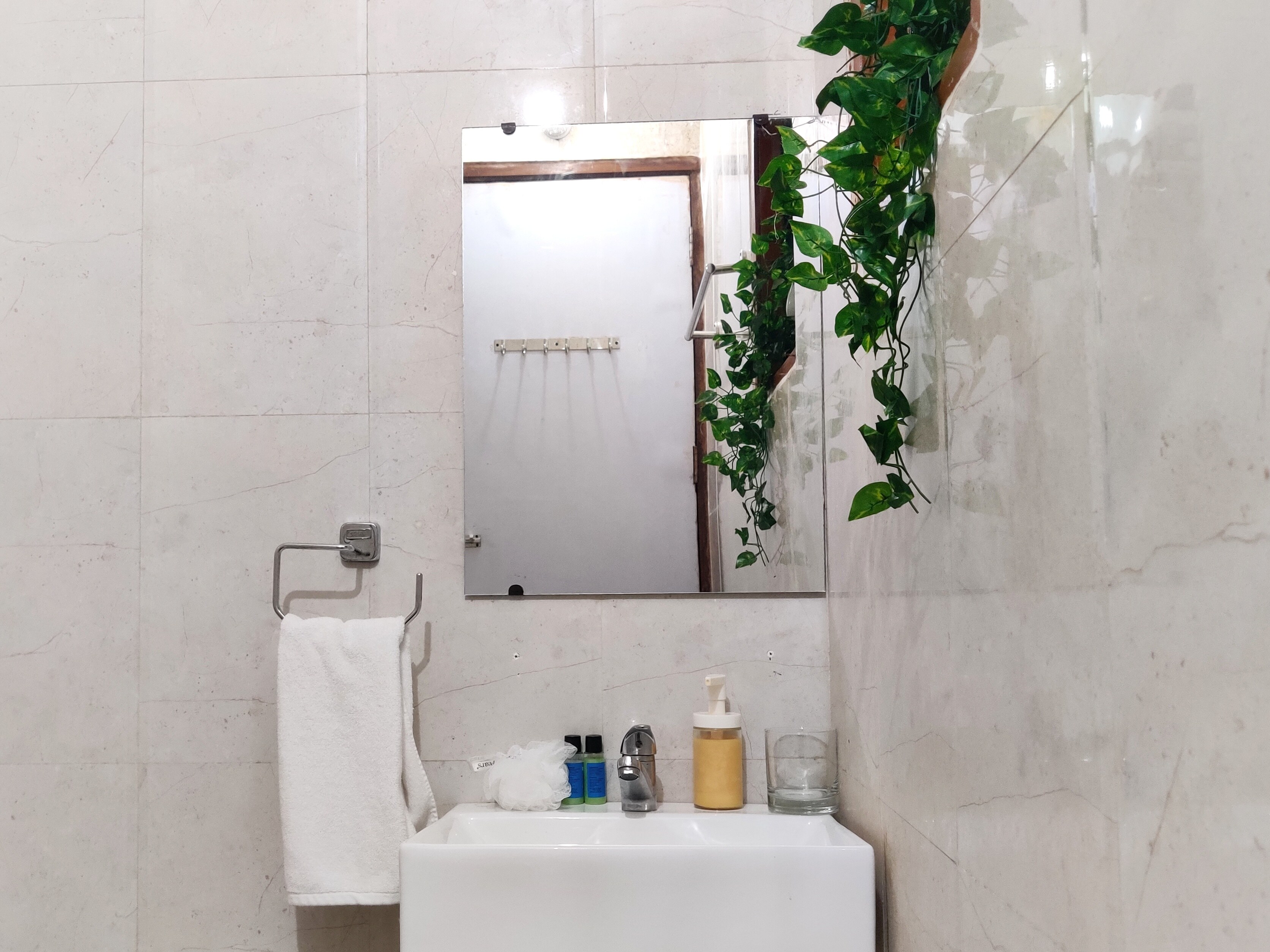 Clean & Private | Smart TV, AC, Wi-Fi | DSE - Tap to explore photos