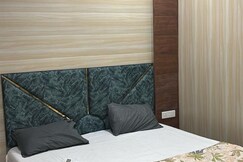 Address of HOTEL DHAMIJA DIVINE INN