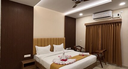 Hotel Saesha International Room Type - Luxury King Bed Room