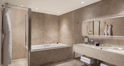Crowne Plaza ISTANBUL - ORTAKOY BOSPHORUS Room Type - 1 King Suite Bosphorus Bridge View