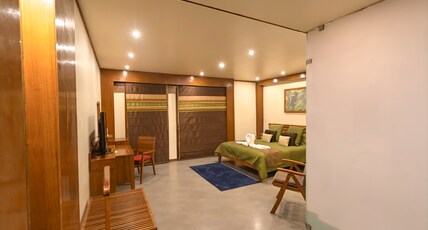 Bellmont Caves Resort and Spa, Corbett Room Type - Deluxe Cave with Private Balcony and Bathtub