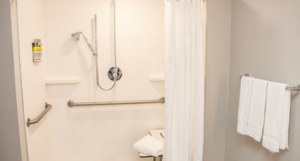 Holiday Inn Express Allentown North Room Type - 2 Queen Bds Suite Mobil Access Roll Shwr