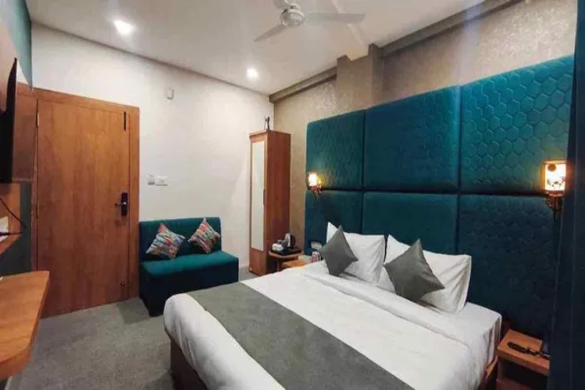 FabHotel The Muffet - Tap to explore photos