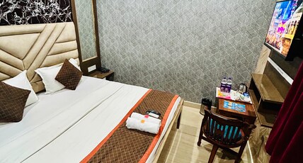 Hotel Raj Room Type - Deluxe Double Bed Room (2 Adults + 1 child)