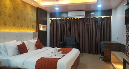 Hotel Lemon Royal Room Type - Royal King (Hill View Room and work desk)