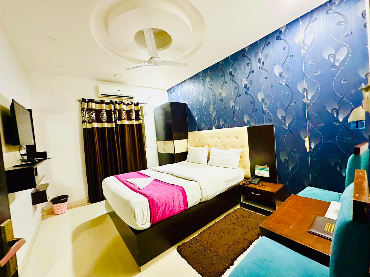 HOTEL GOLDEN TULIP - Tap to explore photos