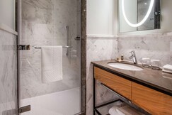 Lincoln Plaza London, Curio Collection by Hilton